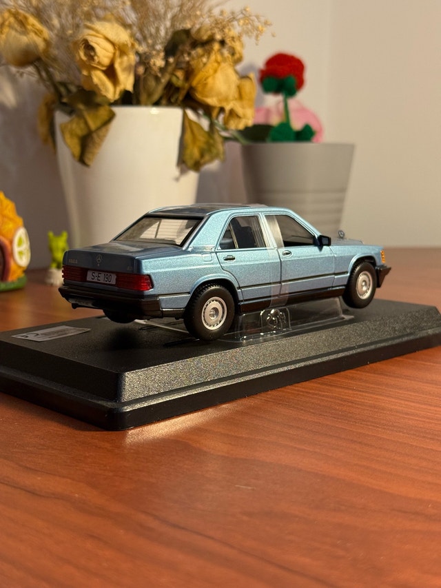 1:24 Bburago Mercedes-Benz 190E Diecast Model Car (New in Box) - photo 3