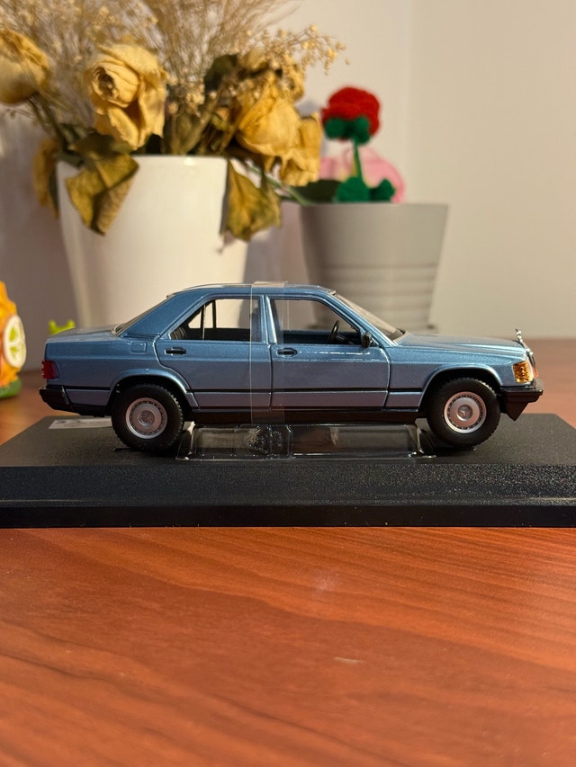 1:24 Bburago Mercedes-Benz 190E Diecast Model Car (New in Box) - photo 4