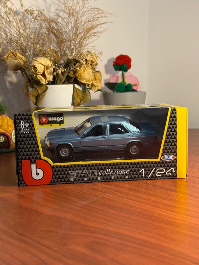 1:24 Bburago Mercedes-Benz 190E Diecast Model Car (New in Box) - photo 5