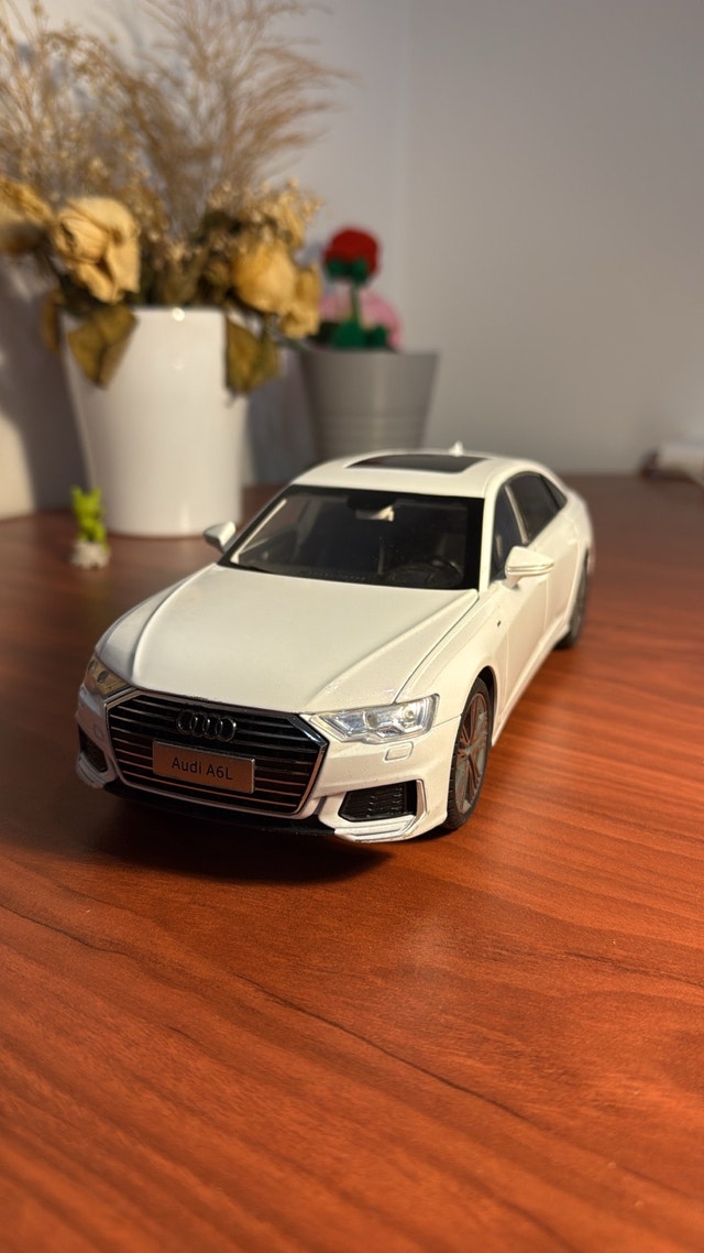 Audi A6L 1/18 Scale Diecast Model Car