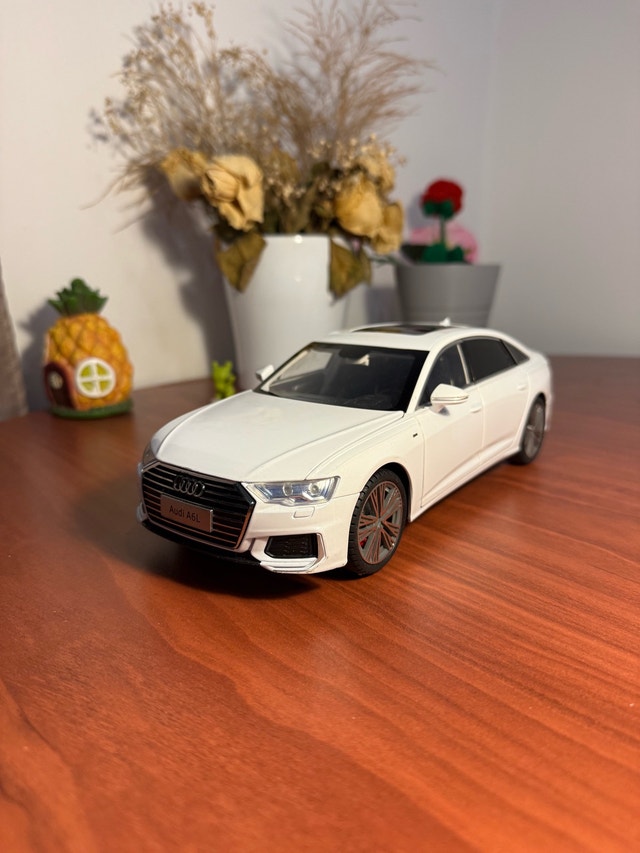 Audi A6L 1/18 Scale Diecast Model Car - photo 2