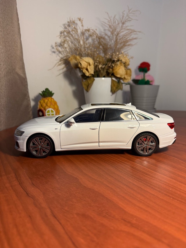 Audi A6L 1/18 Scale Diecast Model Car - photo 3