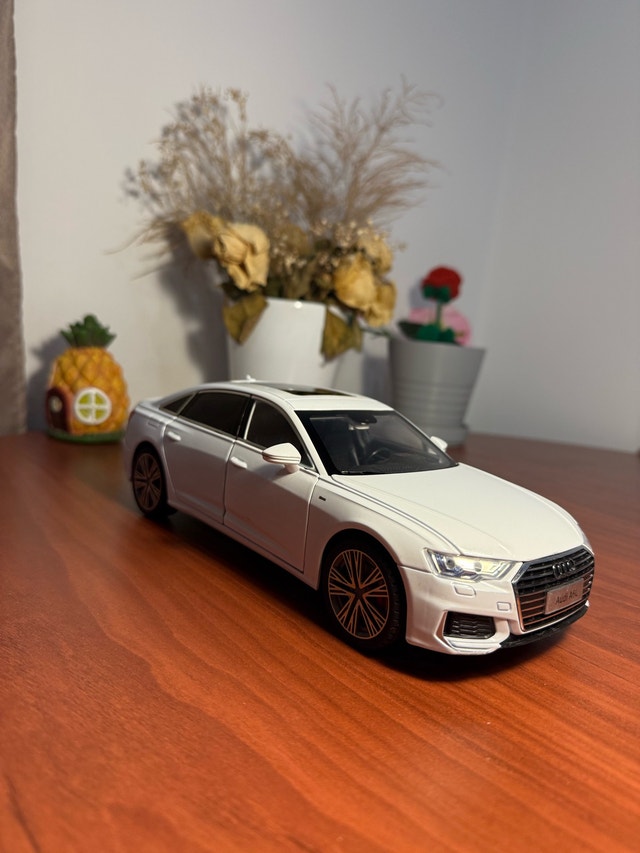 Audi A6L 1/18 Scale Diecast Model Car - photo 4
