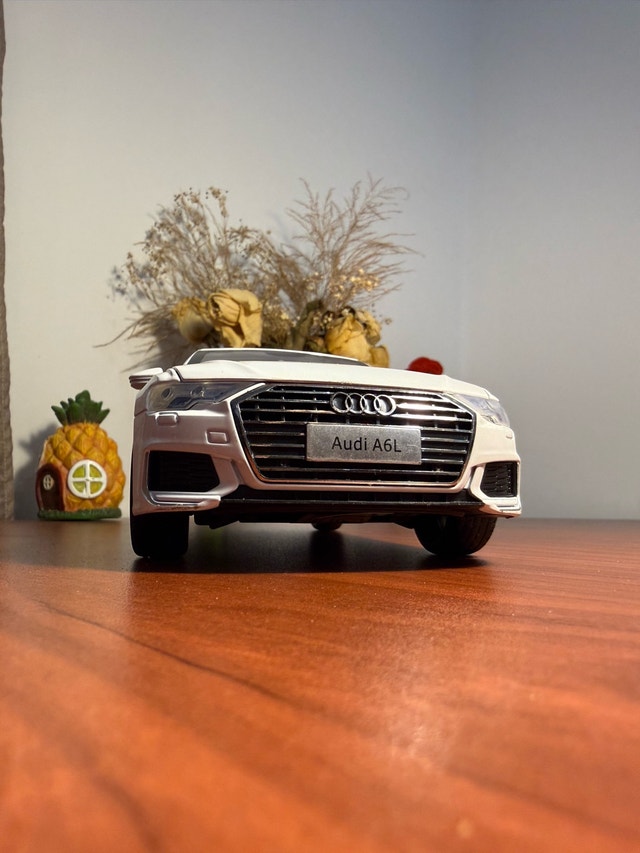 Audi A6L 1/18 Scale Diecast Model Car - photo 5