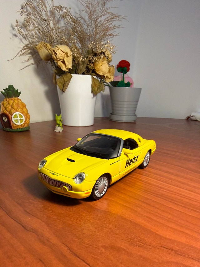 Maisto 1:25 Hertz Limited Edition Die-Cast Car (Yellow)