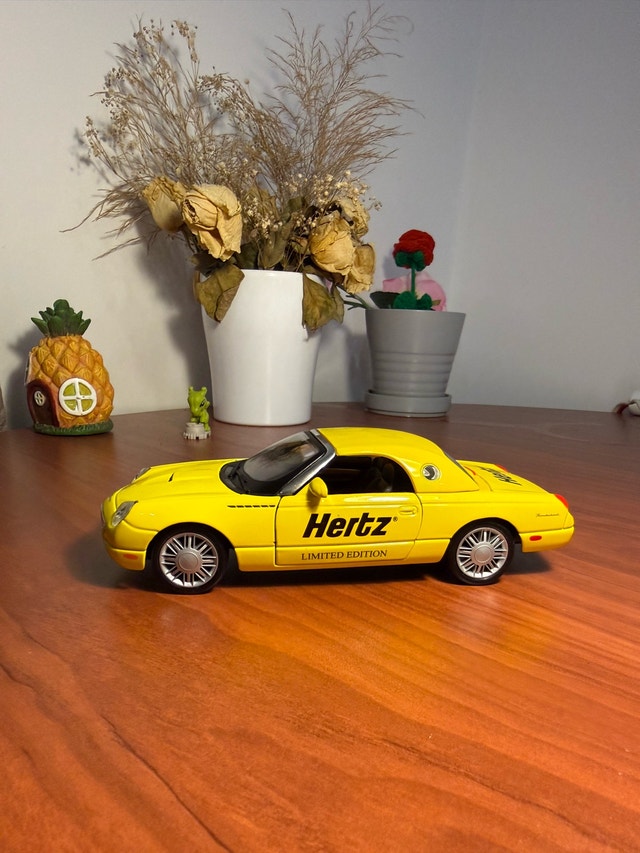 Maisto 1:25 Hertz Limited Edition Die-Cast Car (Yellow) - photo 2