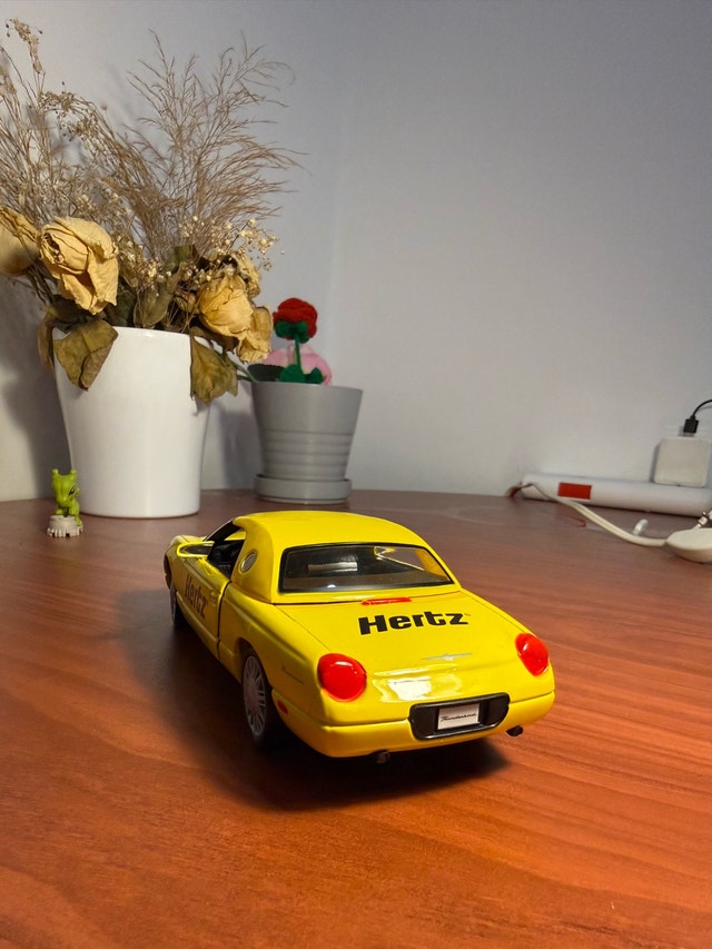 Maisto 1:25 Hertz Limited Edition Die-Cast Car (Yellow) - photo 3