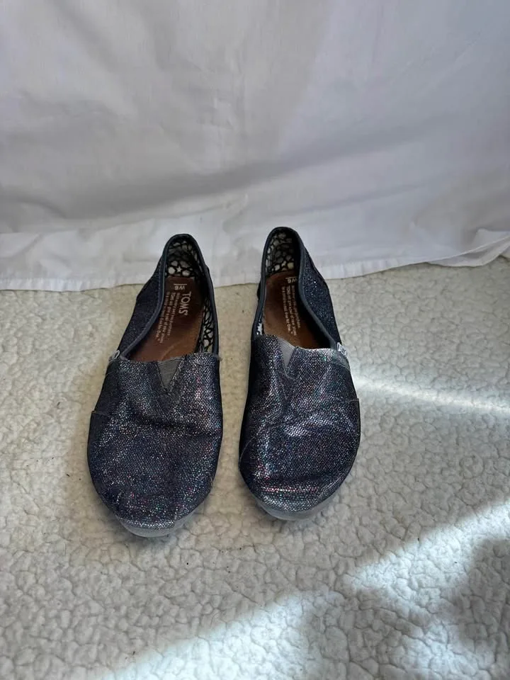 TOMS Classic Slip On - Women’s Size 6 thumbnail