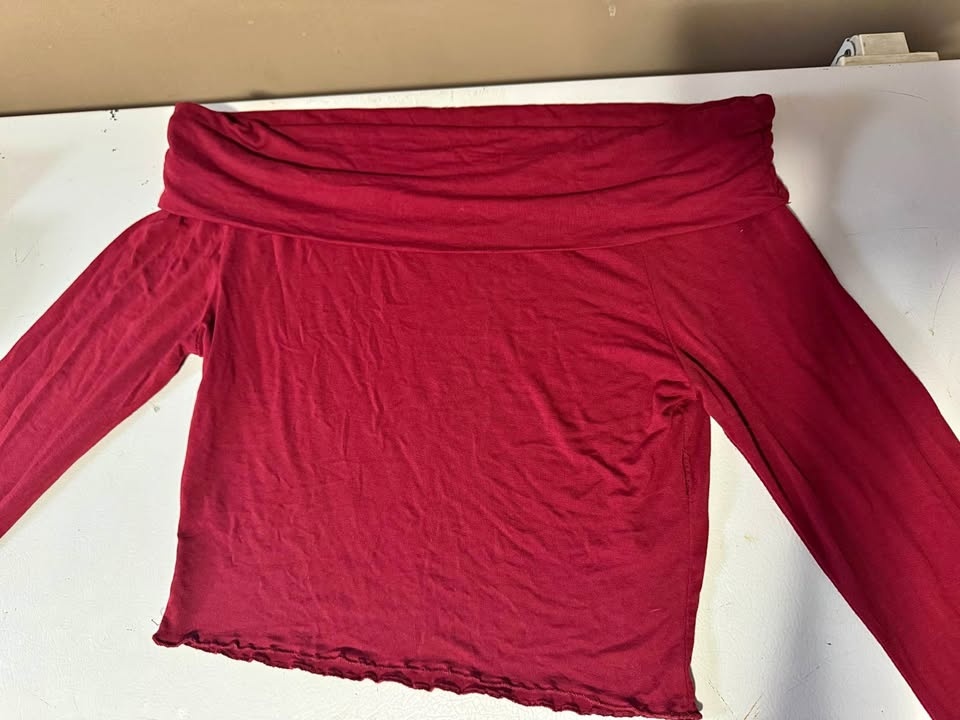Cute Long Sleeve Crop Top (Off the shoulders) small