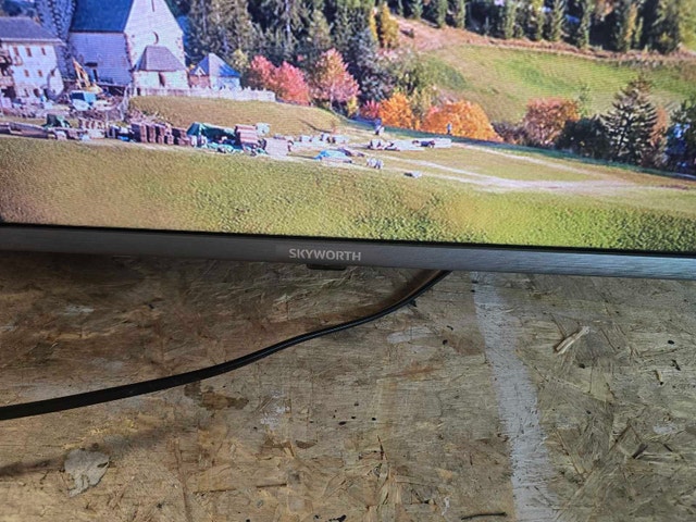 Skyworth 55Q20300 55-inch LED TV - photo 2