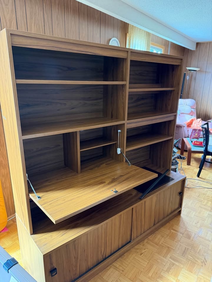 1970s MCM Walnut Wall Unit - Display/Bar Cabinet - photo 2