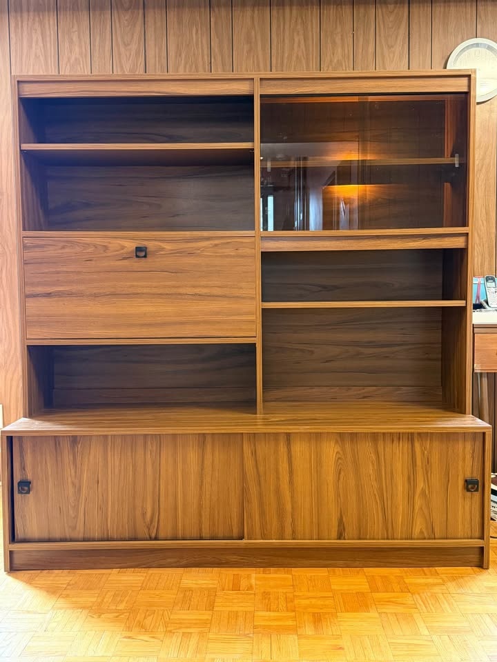1970s MCM Walnut Wall Unit - Display/Bar Cabinet - photo 3