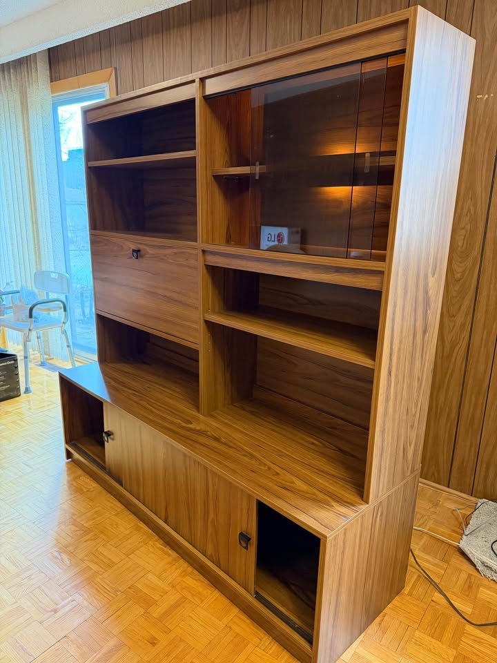 1970s MCM Walnut Wall Unit - Display/Bar Cabinet - photo 5