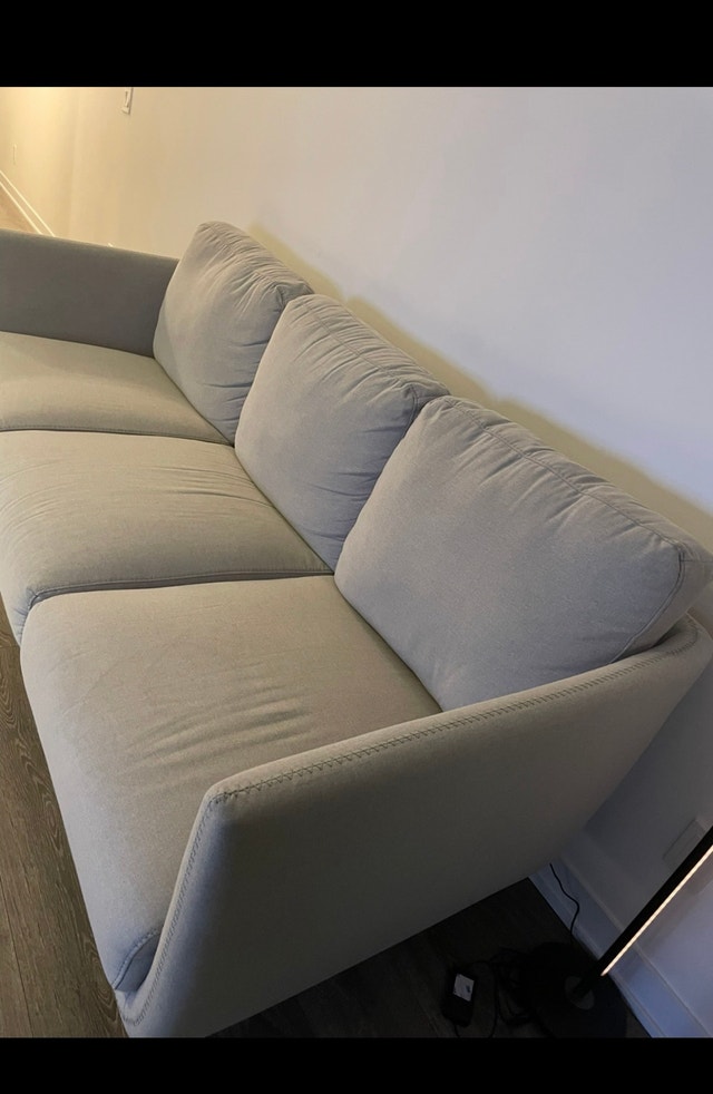 Modern gray Couch – Excellent Condition
