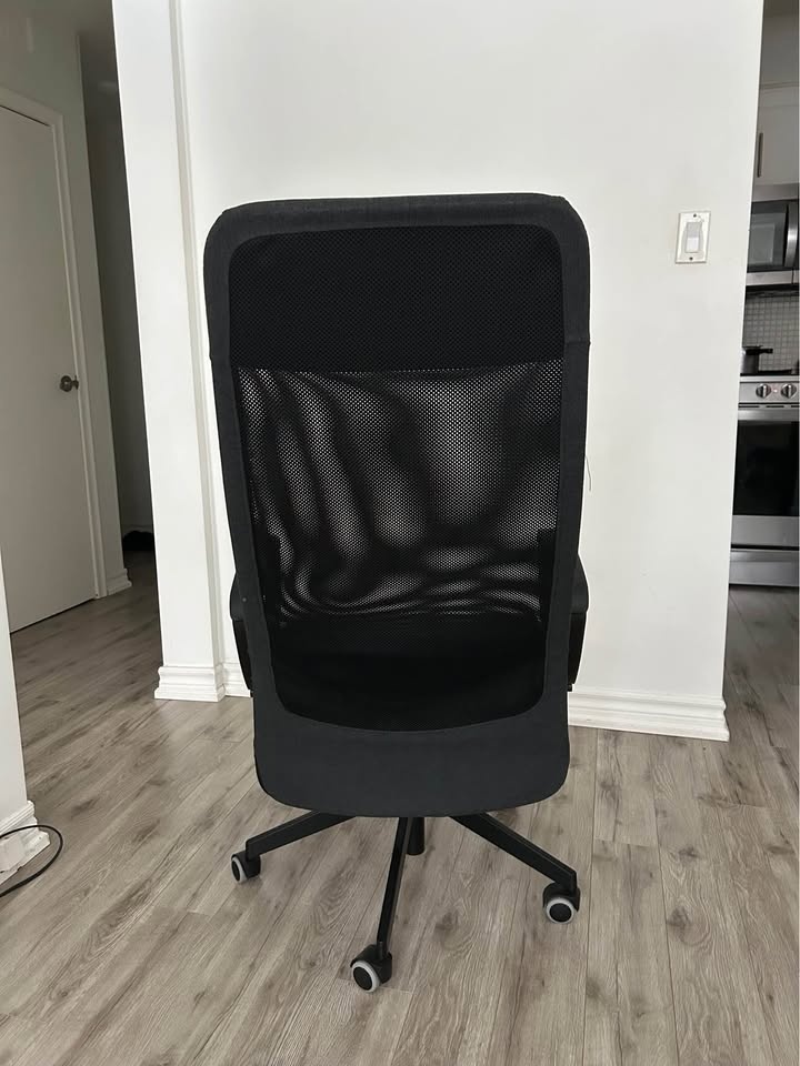 Markus Office Chair, Vissle dark gray + free ikea table - photo 3