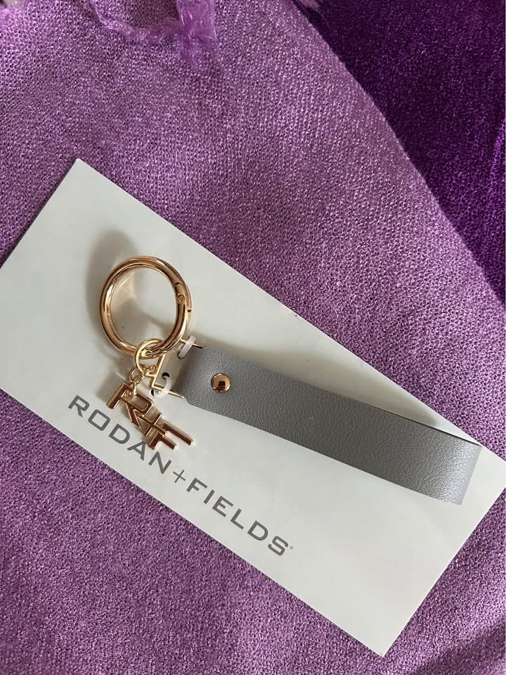 Brand New Rodan + Fields Grey Leather RF Keychain P/U Warden &Hw - photo 3