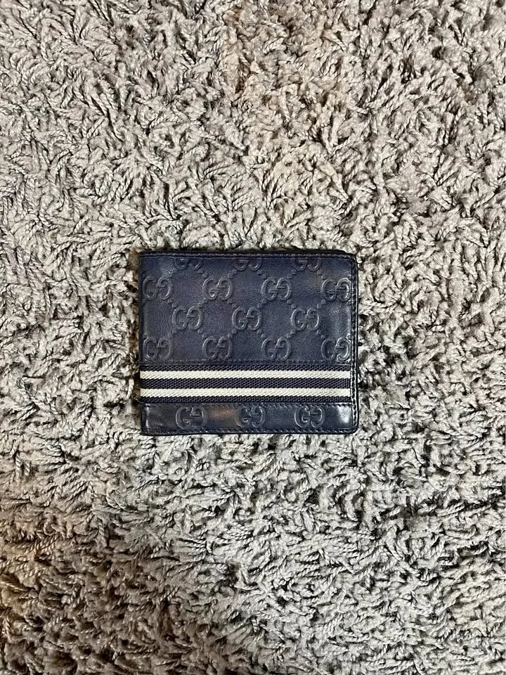 Authentic Gucci Bifold Wallet Leather Black GG Signature thumbnail