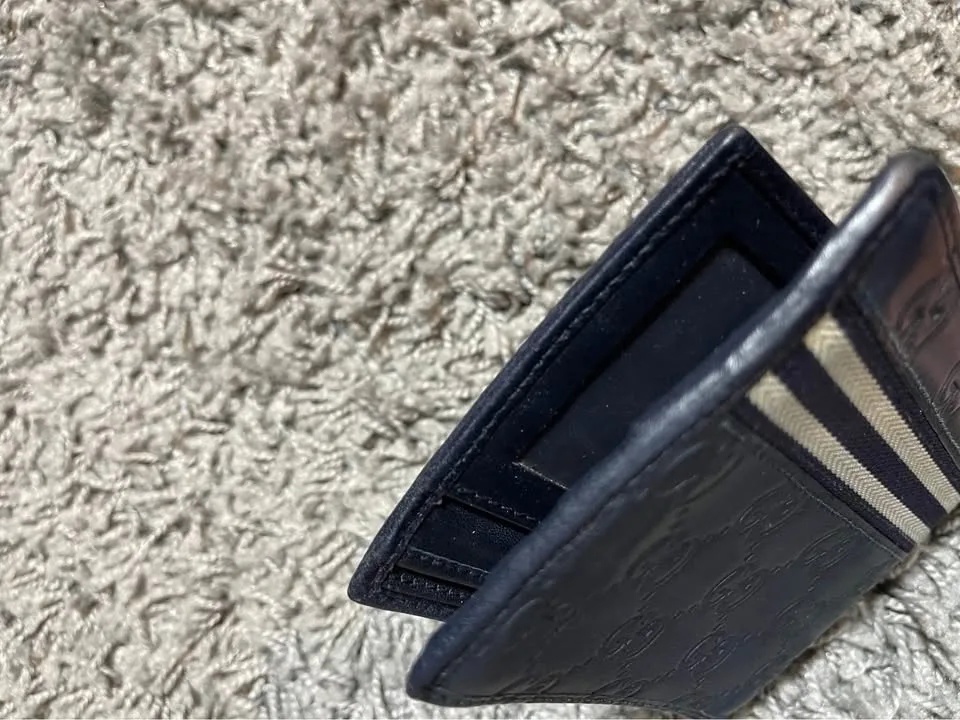 Authentic Gucci Bifold Wallet Leather Black GG Signature image indicator(6)