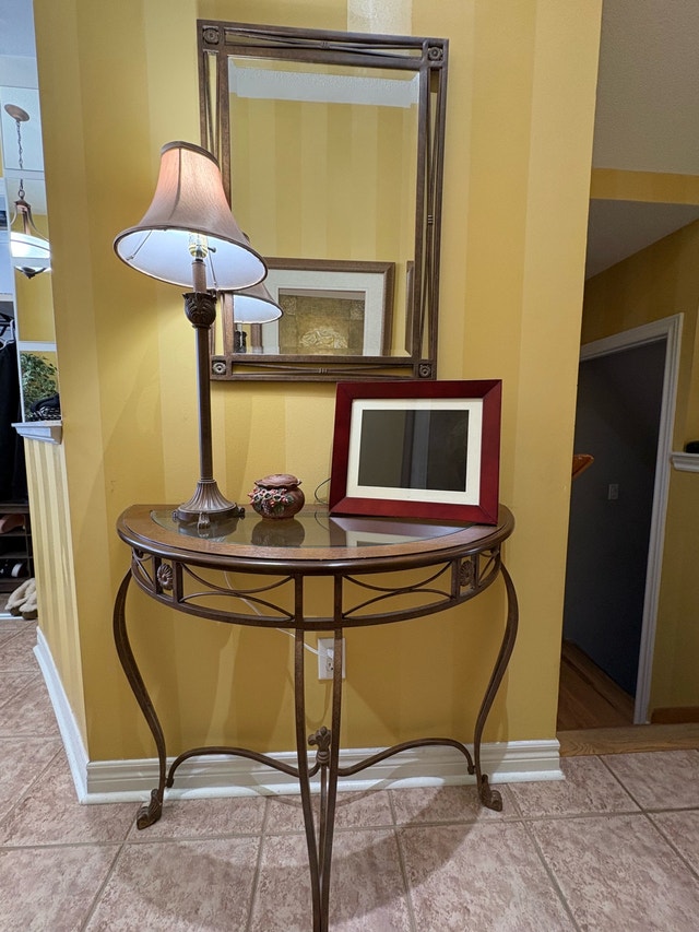 Elegant Entryway Console Table with Mirror & Lamp