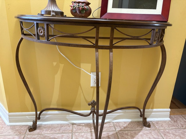 Elegant Entryway Console Table with Mirror & Lamp - photo 2