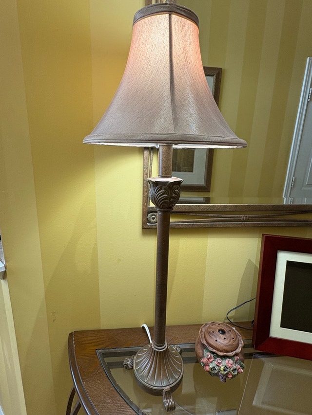 Elegant Entryway Console Table with Mirror & Lamp - photo 3