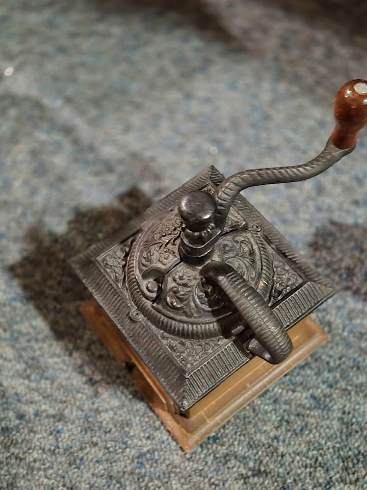 Cast iron grinder - photo 3