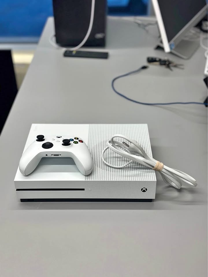 Xbox One S with Controller - Excellent Condition