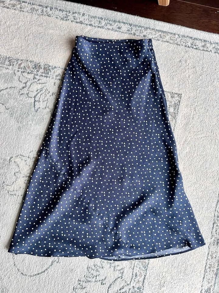 Aritzia slip skirts - size 00 like new condition - photo 2