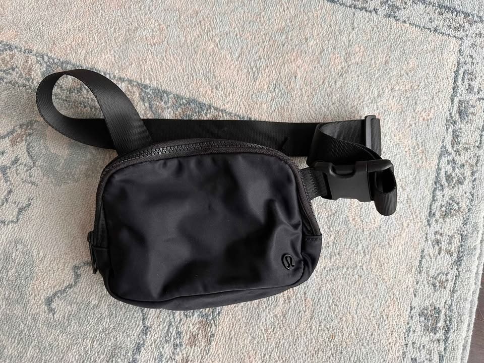 Lululemon Everywhere Belt Bag Black - photo 2