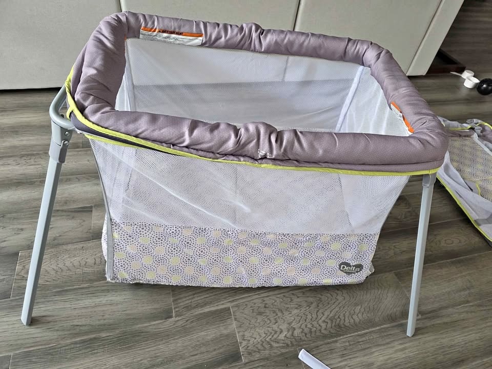 Delta Children Deluxe Bassinet / Bedside Sleeper
