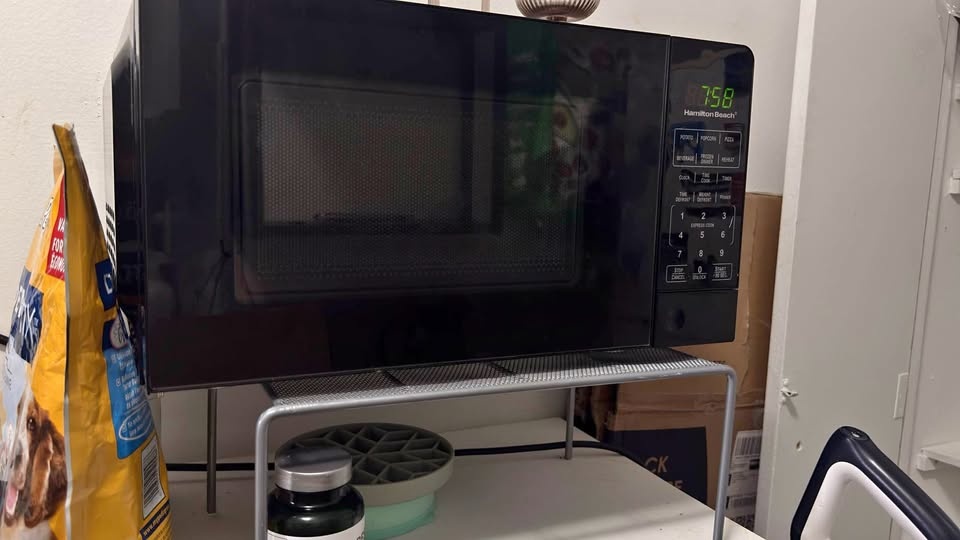 Microwave Hamilton Beach - Moving Sale