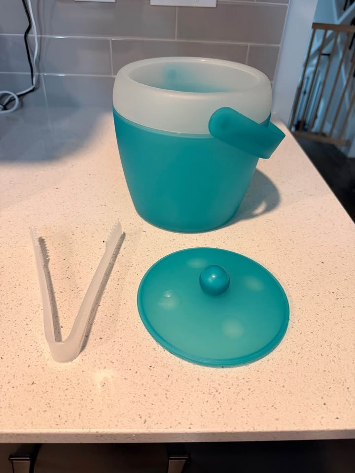 Ice Bucket with Lid & Tongs – Like New - photo 2