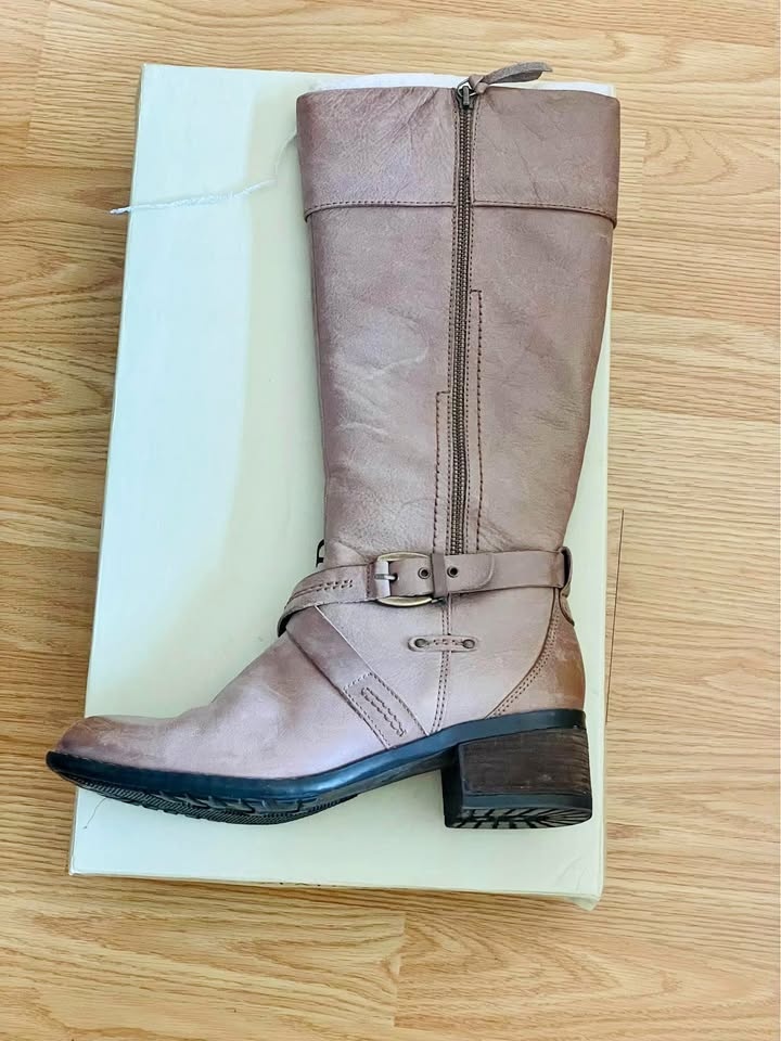 Brand new Blondo winter boots, waterproof, leather, Size 10