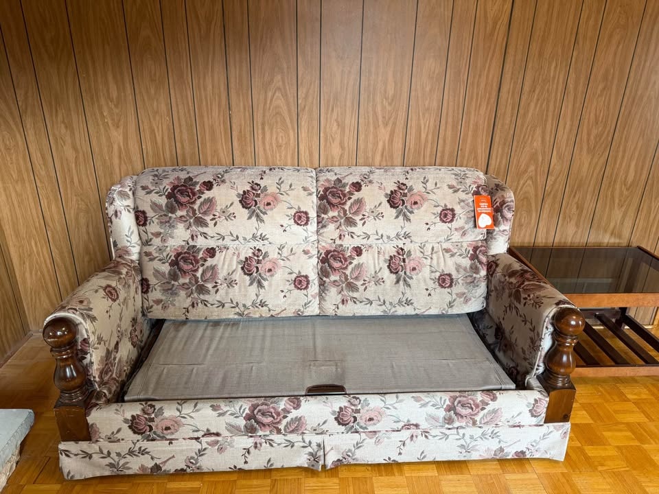 Vintage Floral Sleeper Sofa / Pull-Out Couch – Solid Wood Arms - photo 2