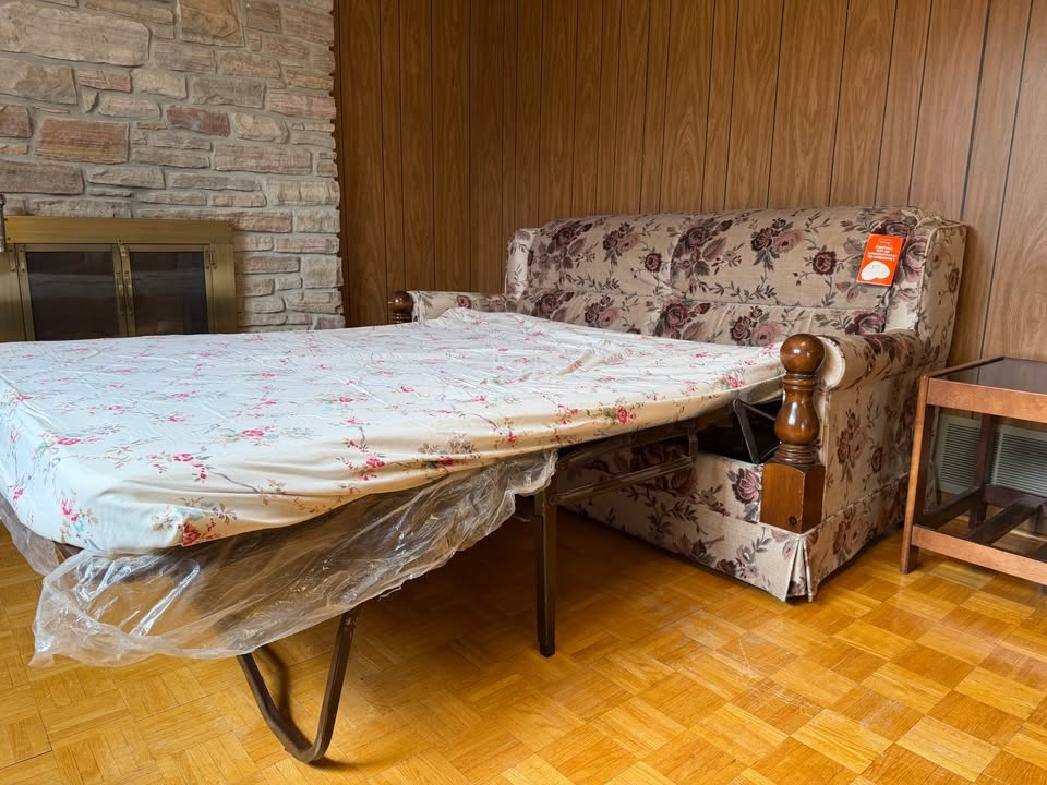 Vintage Floral Sleeper Sofa / Pull-Out Couch – Solid Wood Arms - photo 4