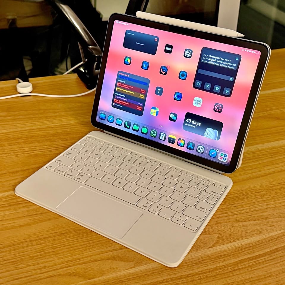 iPad Air M2 11” 128GB Wi-Fi + Cellular Bundle - Magic Keyboard +