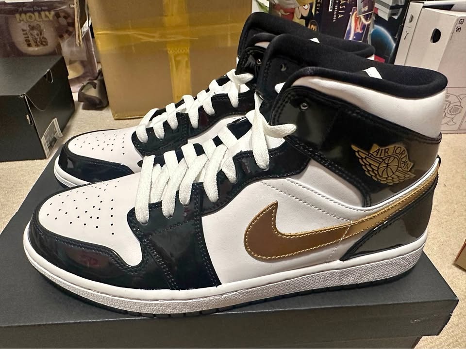 Air Jordan 1 Mid SE Black Gold White Size 10.5