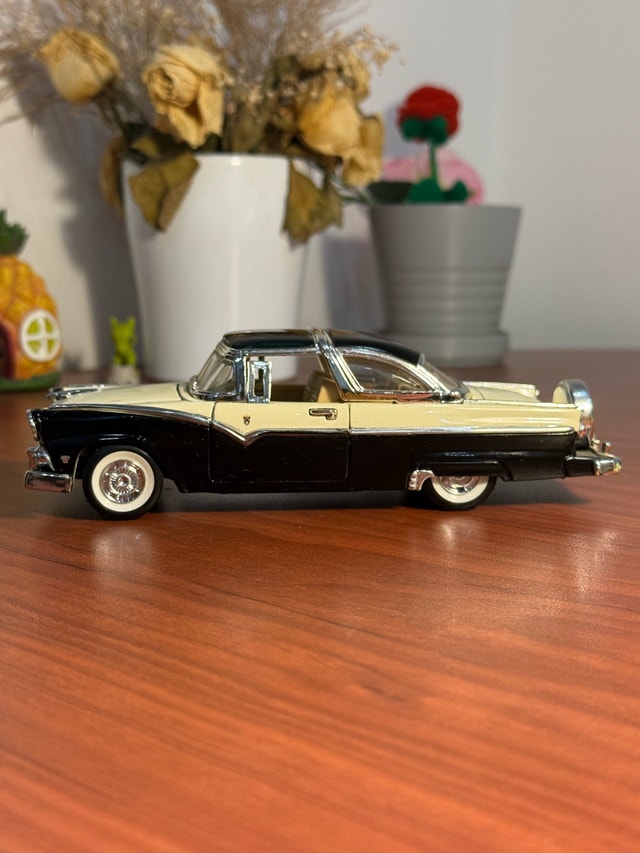 1955 Ford Fairlane Crown Victoria Diecast Model - photo 2