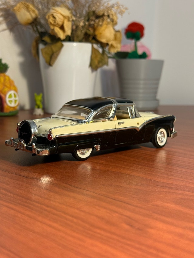 1955 Ford Fairlane Crown Victoria Diecast Model - photo 3