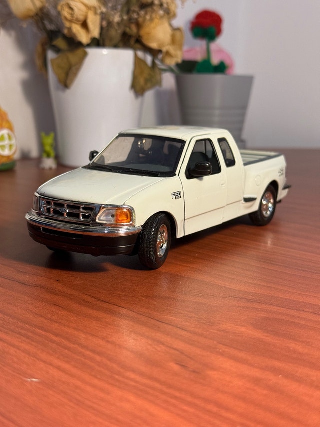 2001 Ford F-150 XLT Flareside Supercab 1:24 Diecast Model