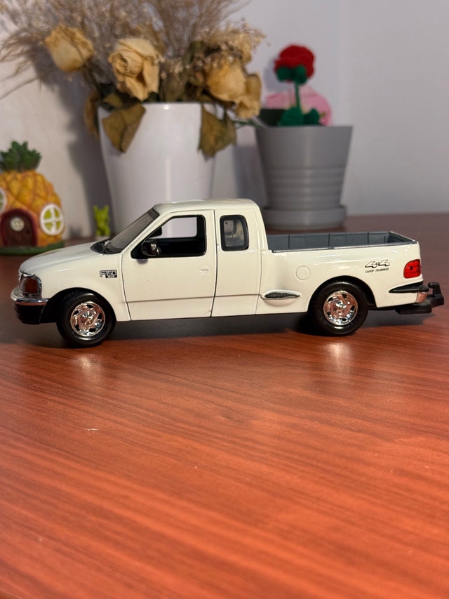 2001 Ford F-150 XLT Flareside Supercab 1:24 Diecast Model - photo 2