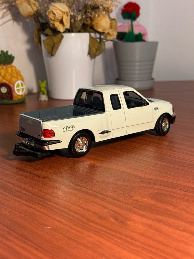 2001 Ford F-150 XLT Flareside Supercab 1:24 Diecast Model - photo 3