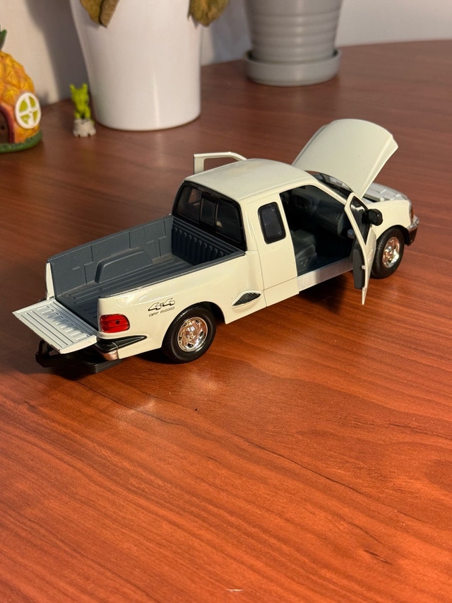 2001 Ford F-150 XLT Flareside Supercab 1:24 Diecast Model - photo 4