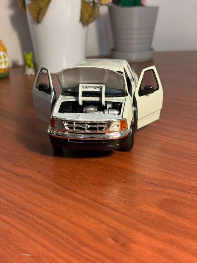 2001 Ford F-150 XLT Flareside Supercab 1:24 Diecast Model - photo 5