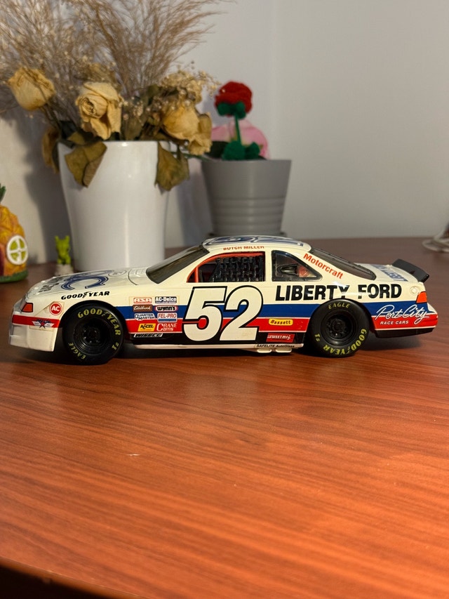 1994 Butch Miller #52 Liberty Ford Thunderbird Die-Cast Model - photo 2