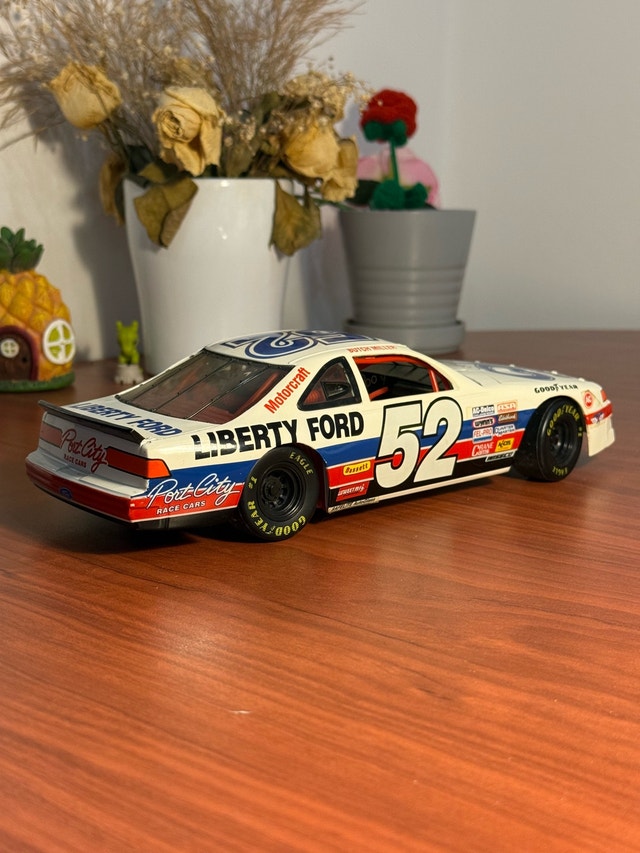 1994 Butch Miller #52 Liberty Ford Thunderbird Die-Cast Model - photo 3