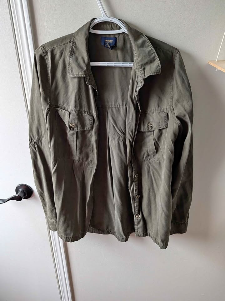 Forever 21 Women's Olive Green Shirt