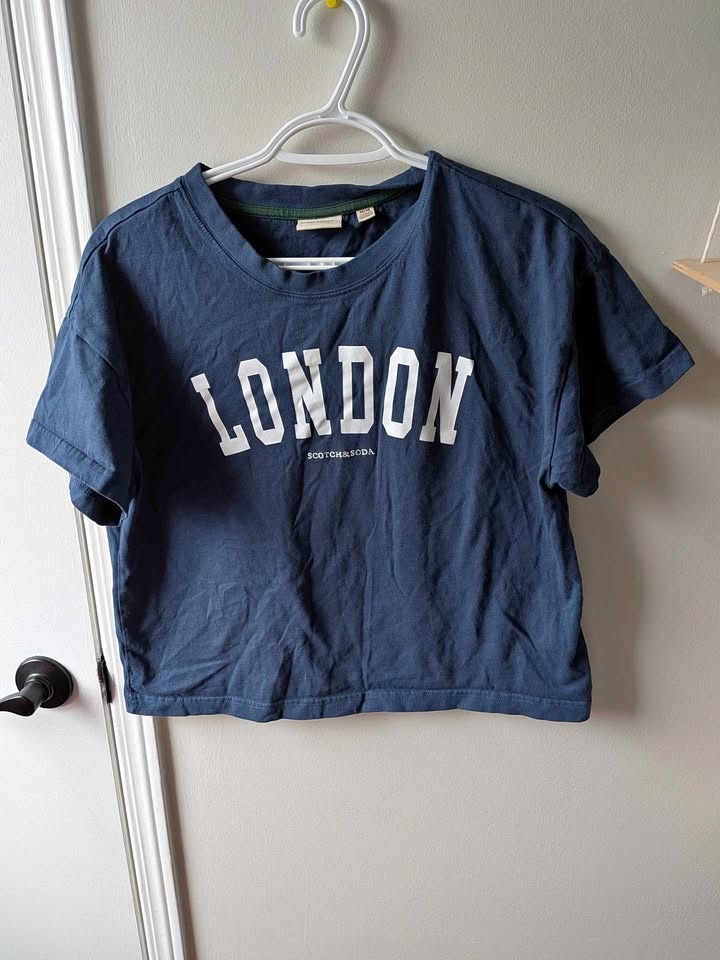 Like new 100% cotton women's graphic t-shirt