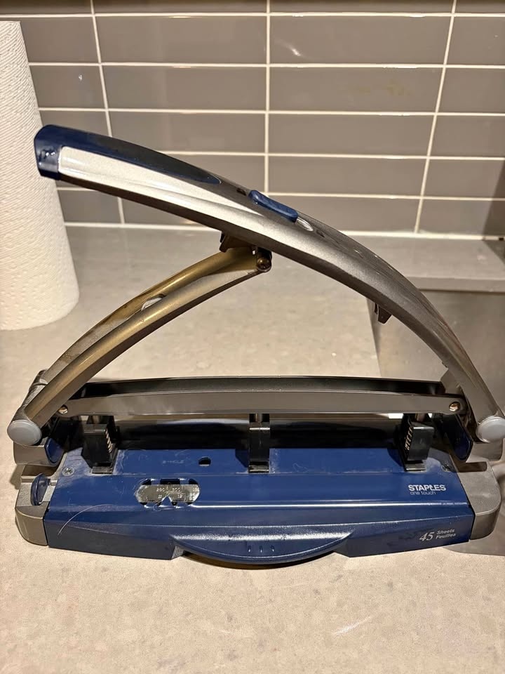 Hole puncher heavy duty