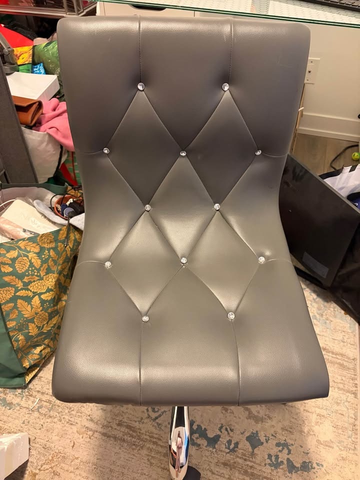 Grey chair with jewels - photo 2